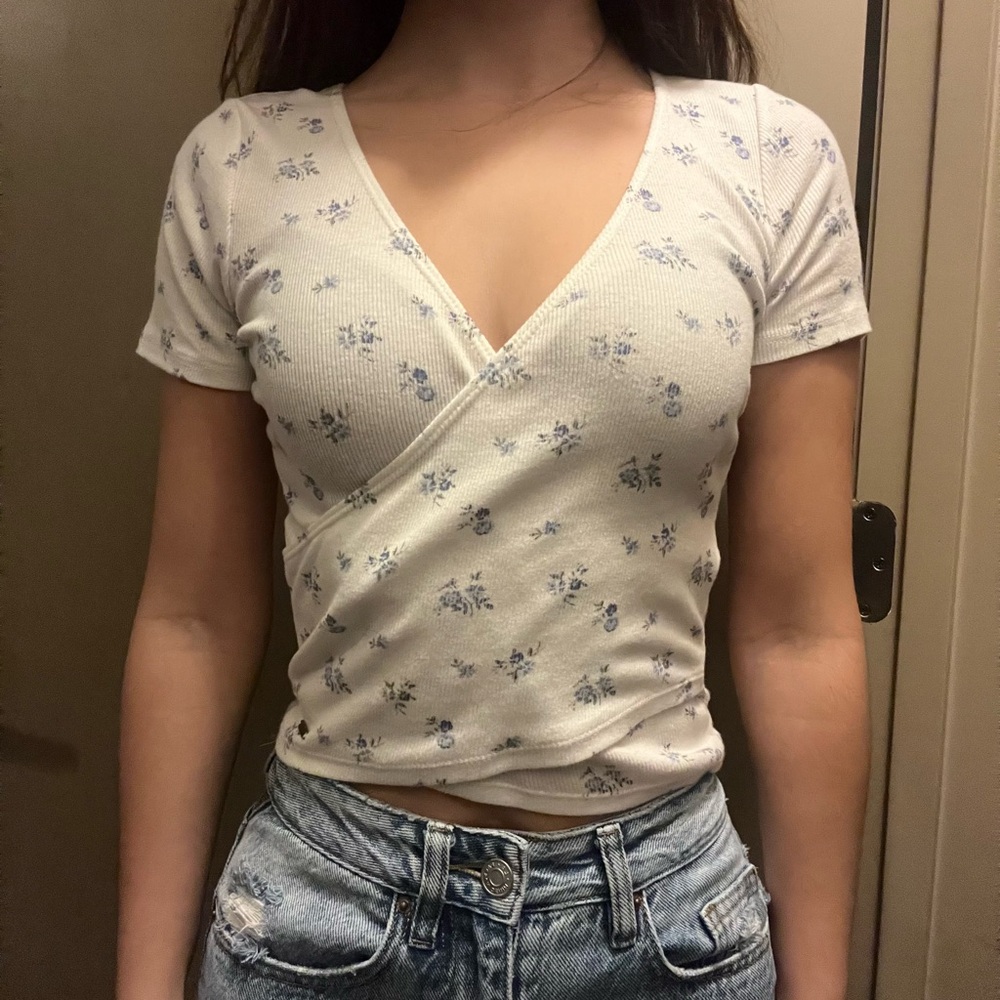 Hollister white and blue floral low cut cross crop top, size XS